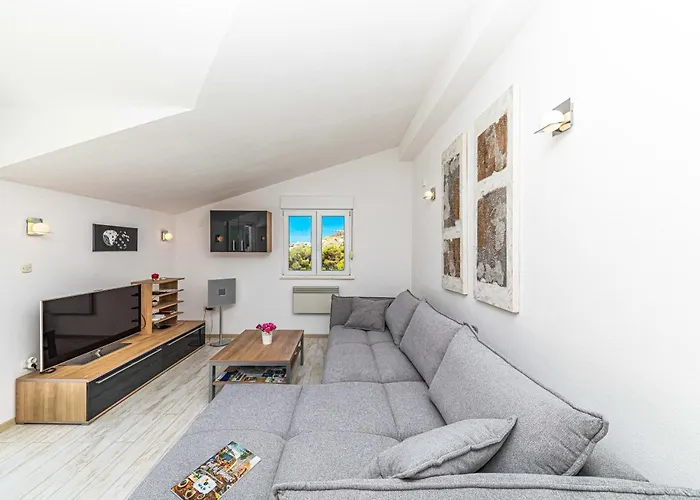 Family House With Private Swim Heated Pool * Žrnovnica