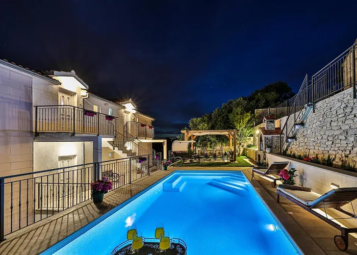 Family House With Private Swim Heated Pool * Žrnovnica