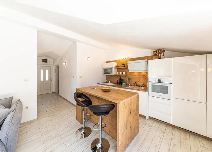 Family House With Private Swim Heated Pool Žrnovnica