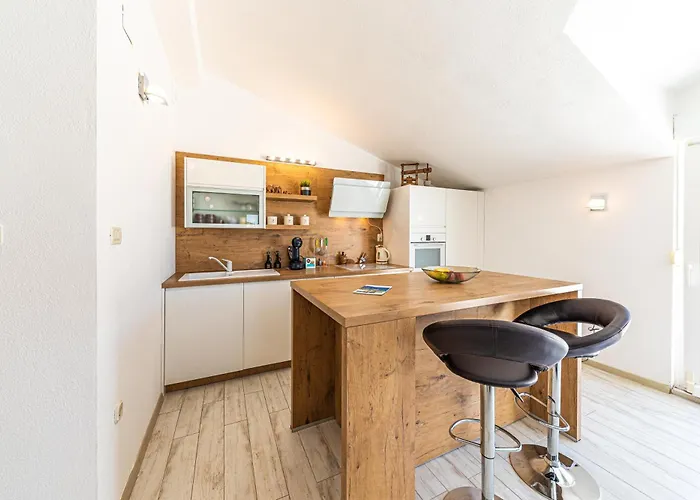 Family House With Private Swim Heated Pool アパート Žrnovnica