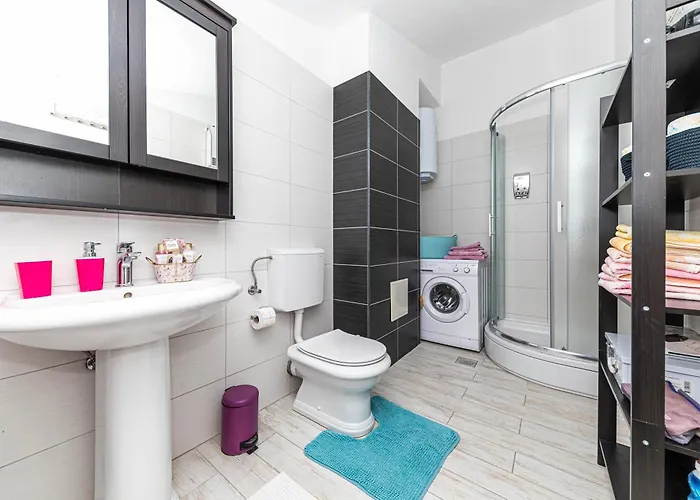 Family House With Private Swim Heated Pool * Žrnovnica