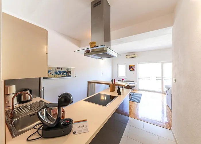 Family House With Private Swim Heated Pool Žrnovnica