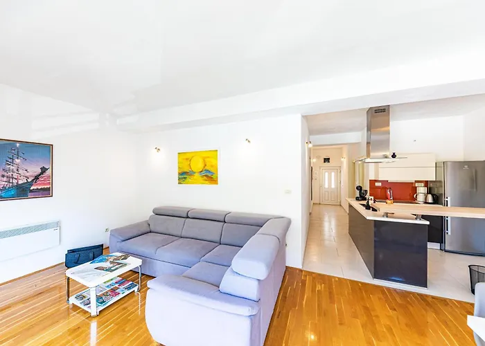 Family House With Private Swim Heated Pool * Žrnovnica